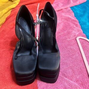 Gianni Bini Black Platform Heels